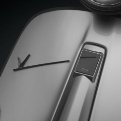 Inserto de logo Rizoma ZVP037B Vespa Elettrica 2018-2024 Negro